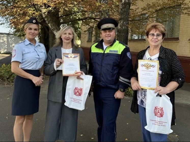 В Орловской области сотрудники Госавтоинспекции поздравили учителей с профессиональным праздником