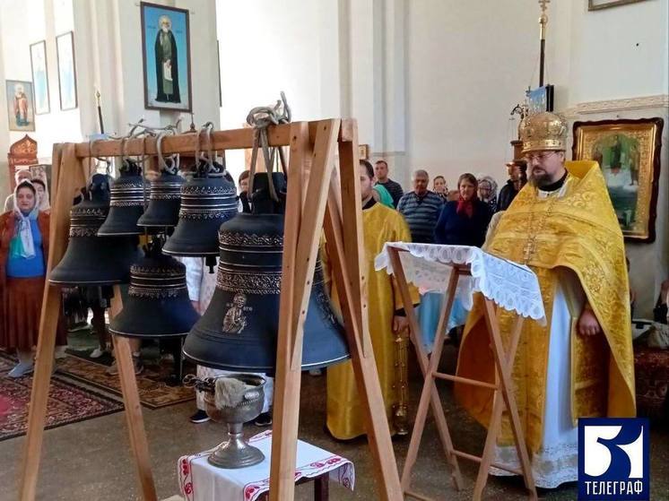 На храме в Токмаке установили шесть новых колоколов