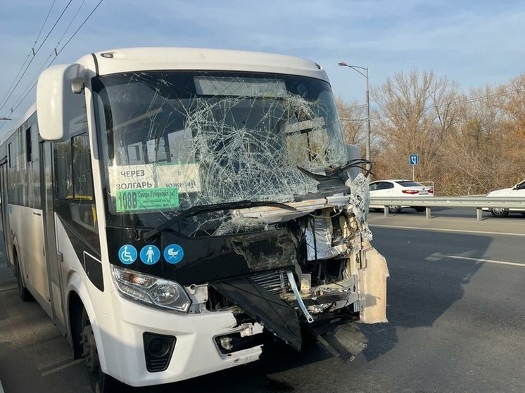 7 октября в Самаре столкнулись пассажирский автобус и КАМАЗ