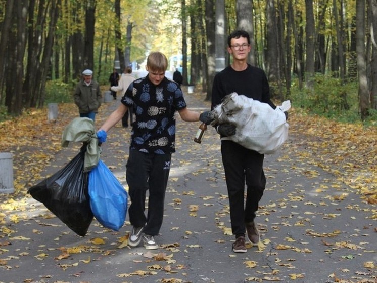 Канашские школьники привели в порядок городской парк