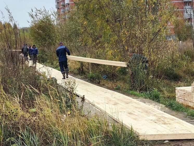 В Новом поселке обновляют тротуар