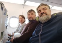 Артисты ансамбля «Читинская слобода» Александр Авдеев, Алексей Рюмкин и его жена Наталья вылетели в Москву для участия в шоу Андрея Малахова «Привет, Андрей» (16+)