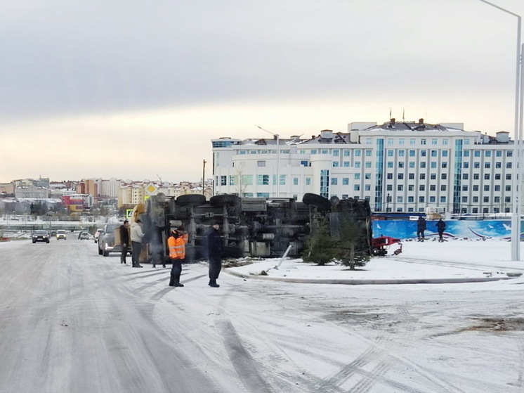 В парке Победы Салехарда пьяный водитель перевернул автокран