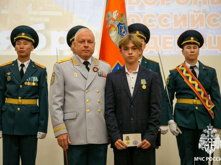 В Туве школьник Михаил Алеев удостоен медали «За спасение погибающих на водах»