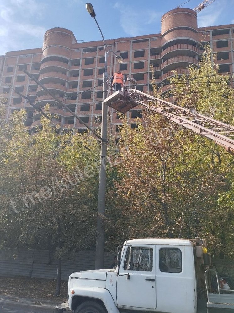 В Донецке проводят работы по техническому обслуживанию электросетей