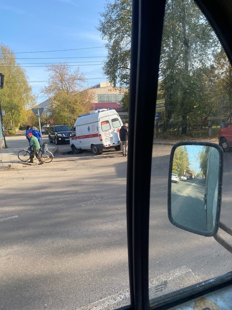 В Тверской области «скорая» застряла в яме у смотрового колодца