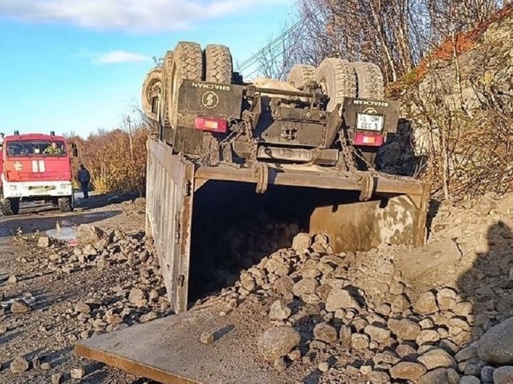 Грузовик с булыжниками перевернулся в Кольском районе