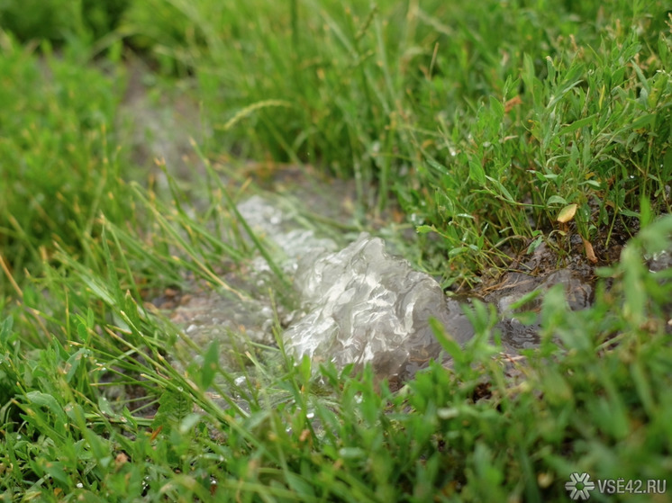 В Кемерове вода из неисправной трубы две недели заливала улицу