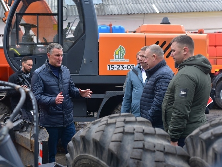 Мэр Великого Новгорода проверил готовность уборочной техники к зимнему сезону