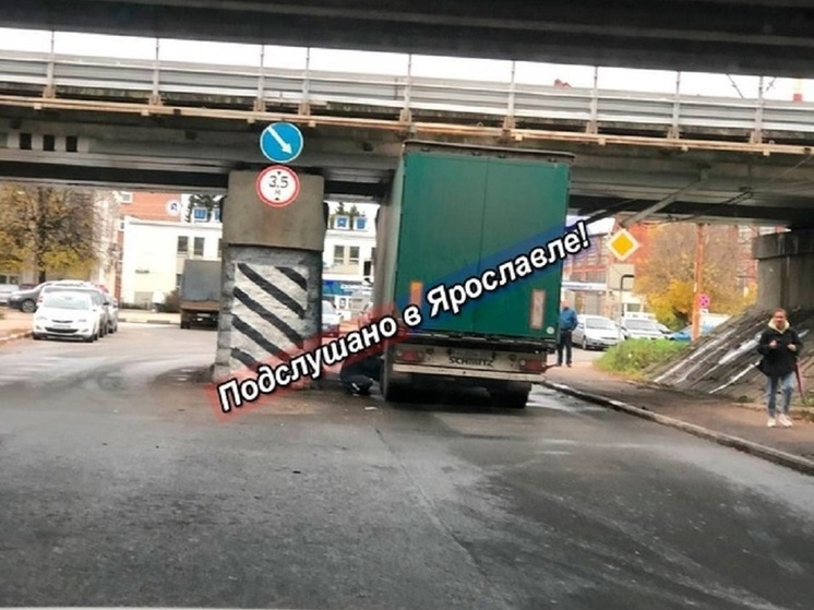 У шинного завода под мостом застряла очередная фура