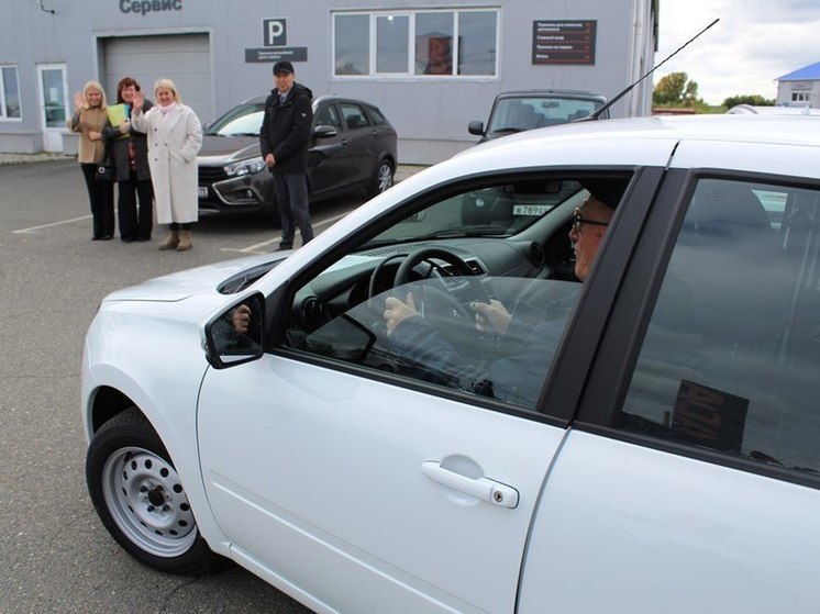 Ключи от новых автомобилей со спецуправлением получили 5 жителей Хакасии