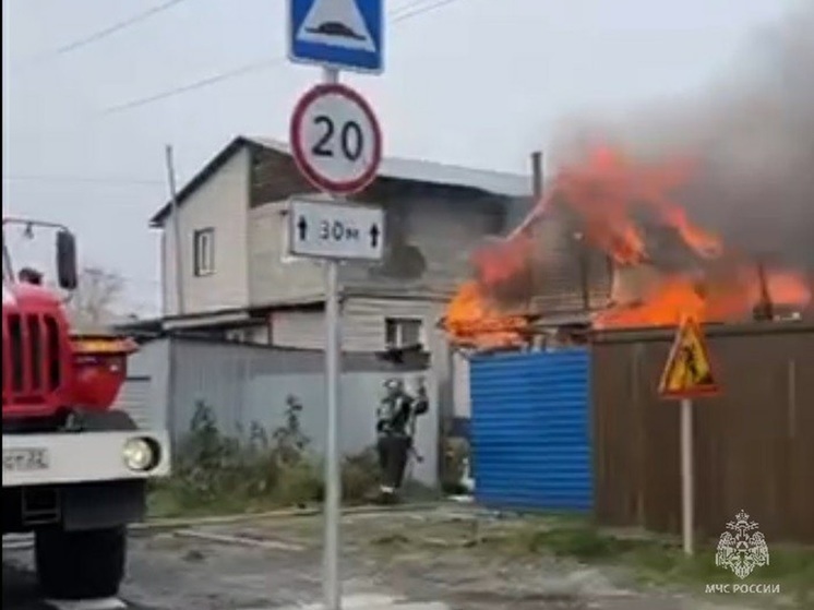 В центре Барнаула загорелся частный жилой дом