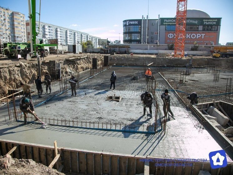 На месте снесённой проблемной омской многоэтажки начали строить новый дом