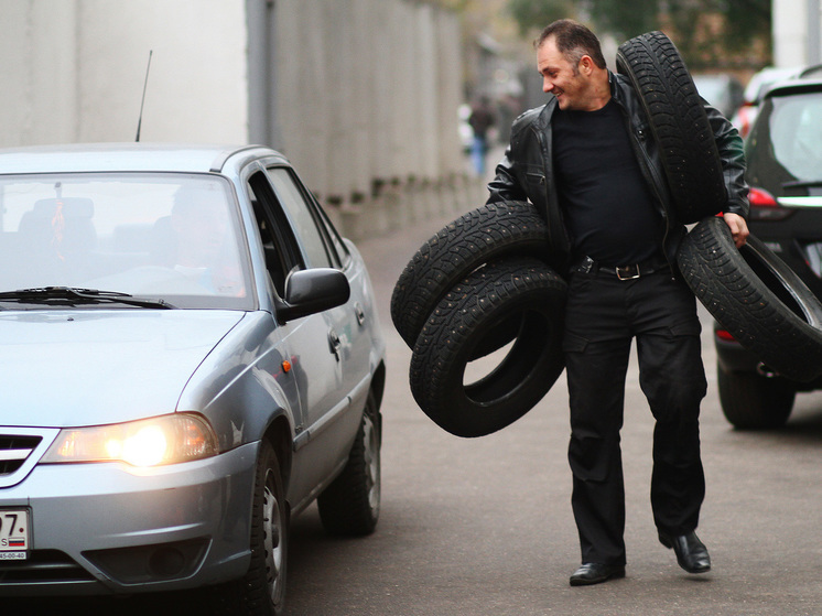 Водителям Подмосковья посоветовали не торопиться со сменой резины