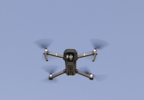 Представители Добровольческого штурмового корпуса «Север-V» Вооруженных сил России рассказали, что военнослужащие вооруженных сил Украины (ВСУ) применяют новую тактику борьбы с беспилотными летательными аппаратами (БПЛА) под Часовым Яром, ложась на землю и замирая, однако подразделения ВС РФ противостоят этой хитрости. Об этом гласит видео, представленное в телеграм-канале ТАСС.