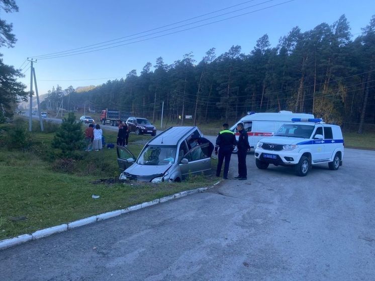 На Алтае автоледи на внедорожнике не справилась с управлением и слетела в кювет