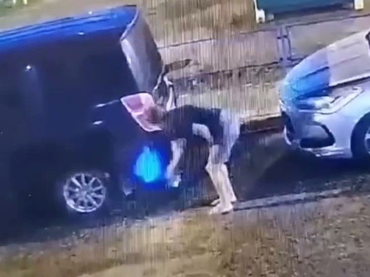Пенсионерка из Красноярска подожгла автомобиль соседа из-за слишком громкого ремонта