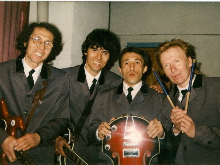 Казахстанский двойник Джона Леннона Бердалы Оспан поет хиты The Beatles на казахском языке