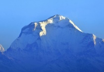Представители Архангельской федерации альпинизма и скалолазания рассказали, что снять тела погибших на горе Дхаулагири в Непале альпинистов в среду спасателям помешала низкая облачность. В федерации указали, что следующий вылет запланирован на четверг. Об этом гласит публикация в телеграм-канале РИА «Новости». 