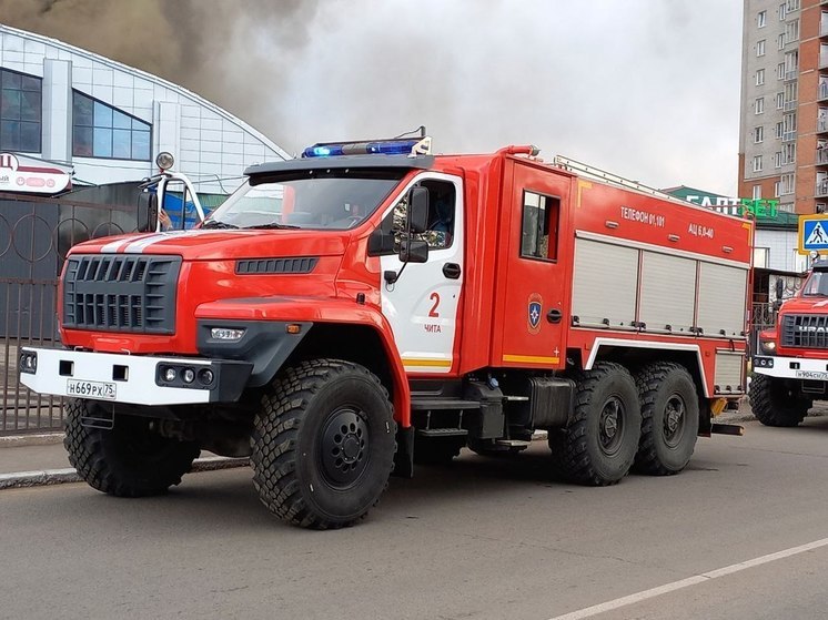 Вещи загорелись в цоколе торгового центра в Чите