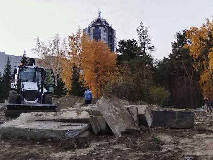 В Новосибирске из сквера вывозят мусор, который пролежал год после сноса незаконного здания