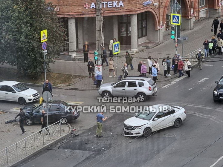 В Курске «Лада» вылетела на тротуар после ДТП на улице Радищева