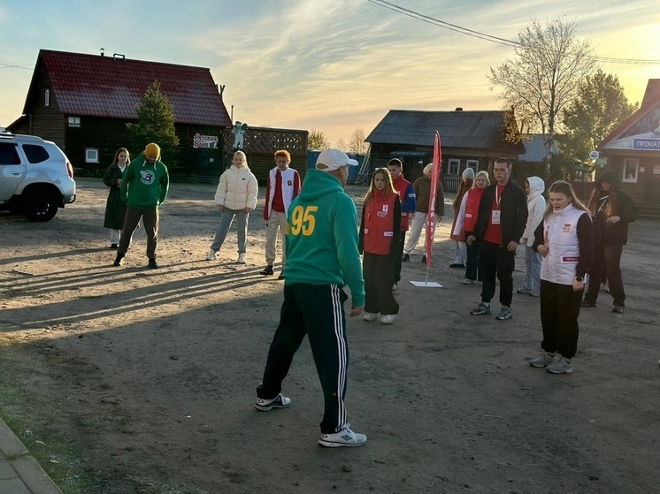 Хоккеист Игорь Гапанович провел зарядку для участников областной Школы актива