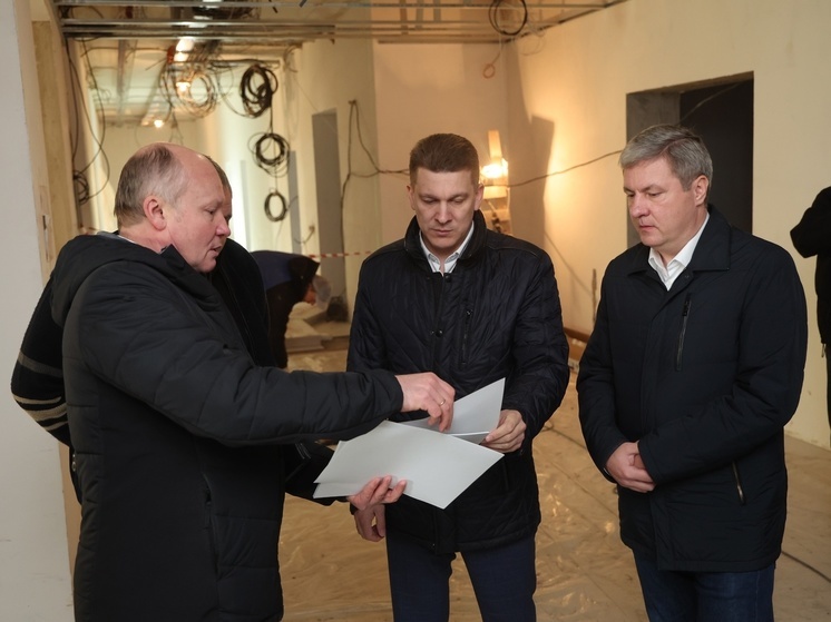 Дмитрий Морев проверил ход капремонта архангельских школ