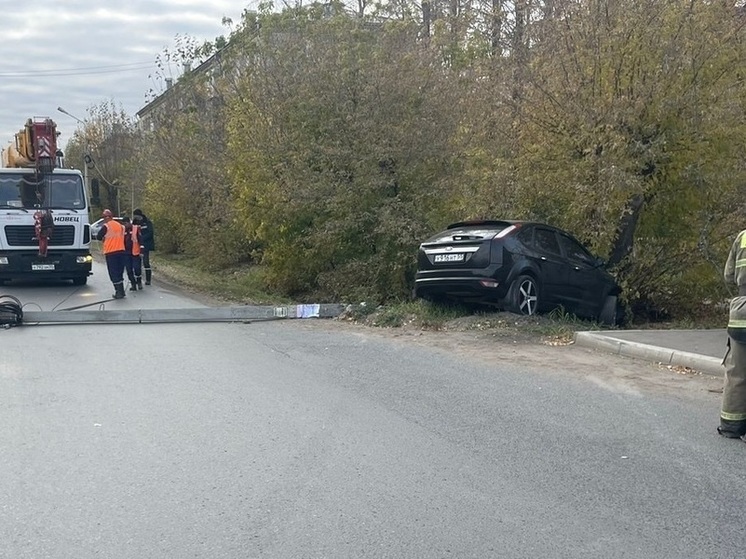 В Омске легковушка сбила опору ЛЭП