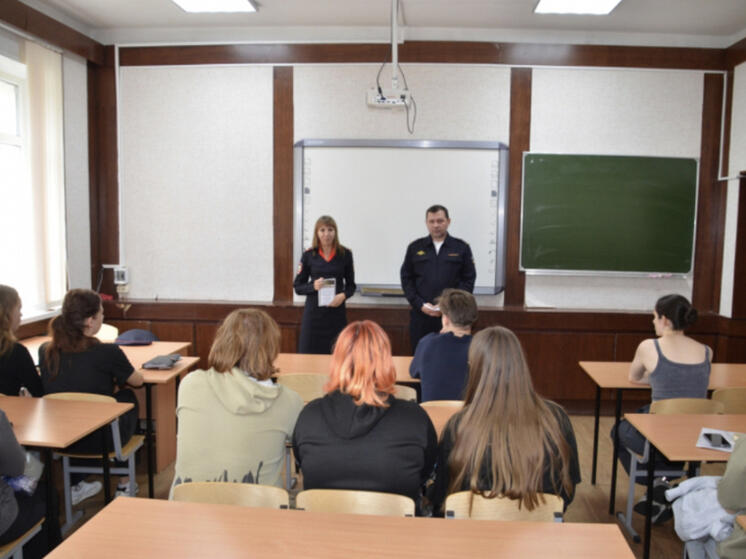В Смоленске сотрудники полиции рассказали студентам о службе в органах внутренних дел