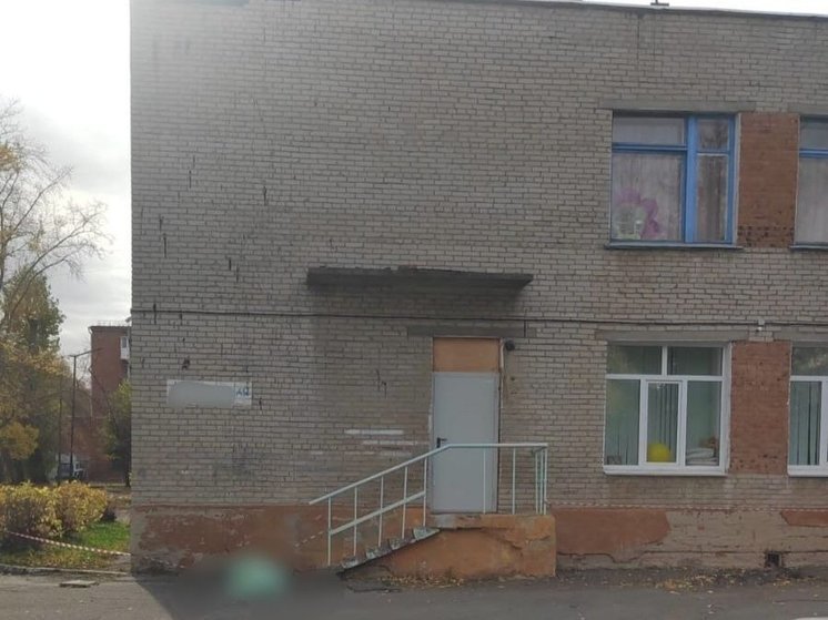 В Омске рабочий разбился при падении с крыши детского сада на Заозёрной