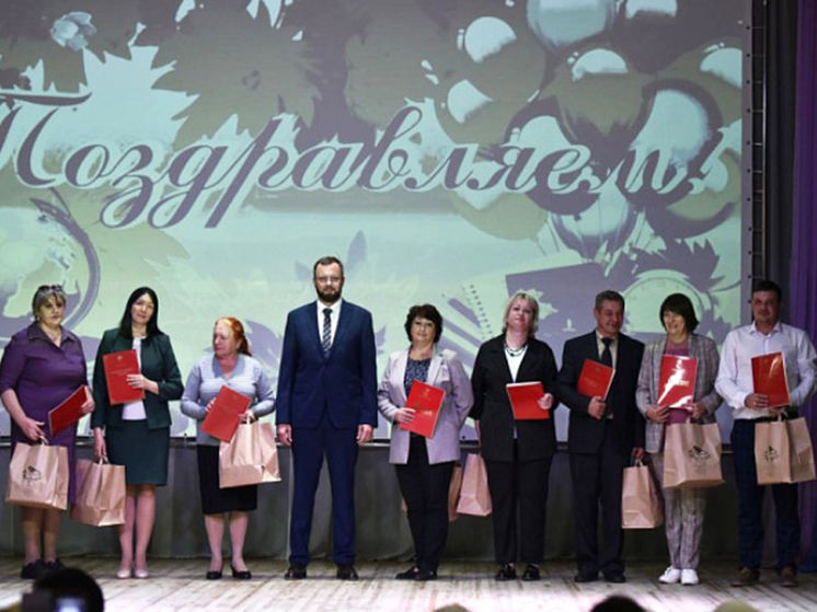 Депутат Воронежской городской Думы Николай Коржов поздравил Платоновскую гимназию с 25-летием