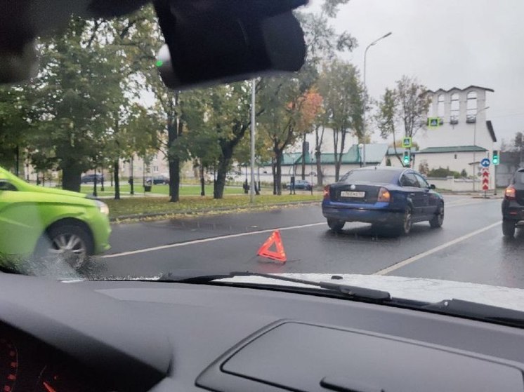 Появились фото утреннего ДТП у псковского Кремля