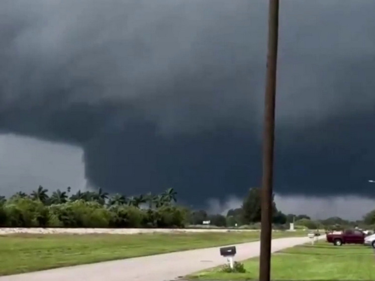 Обрушившийся на Флориду ураган "Милтон" осушил залив Тампа