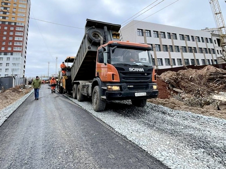 Дорожники начали асфальтировать улицу Рудницкого