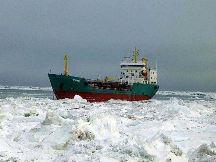 Ледовая обстановка затруднила доставку топлива в сёла Чукотского района