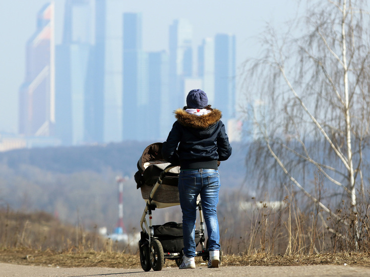 Жительницам Красноярского края захотели платить за роды до 23 лет