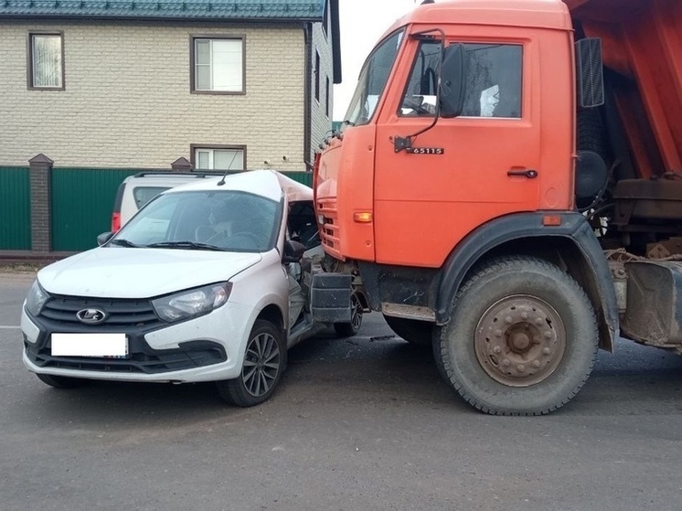 Лада и КАМАз не поделили перекресток в Великом Устюге: пострадала пассажирка