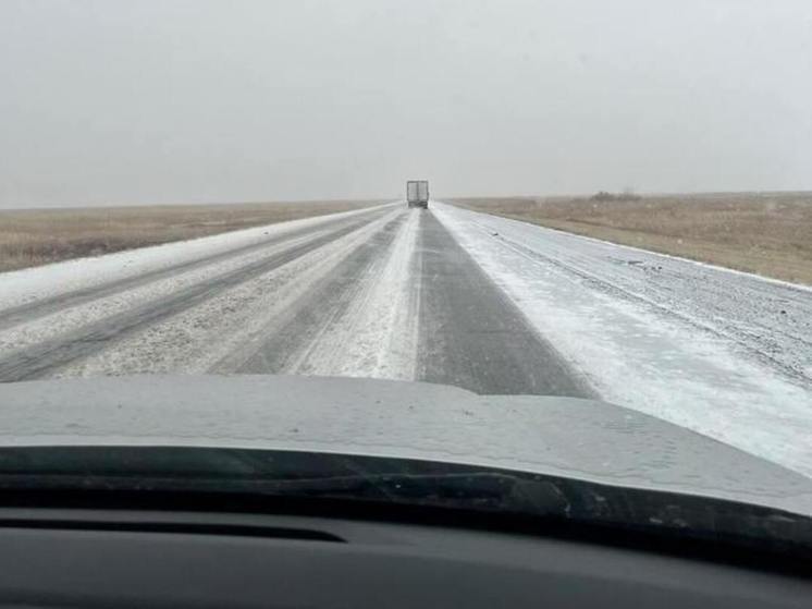 Трассу под Новосибирском засыпало снегом