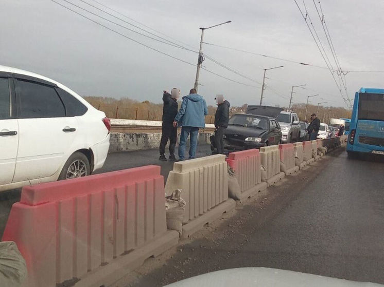 Запсибовский мост в Новокузнецке парализован из-за ДТП