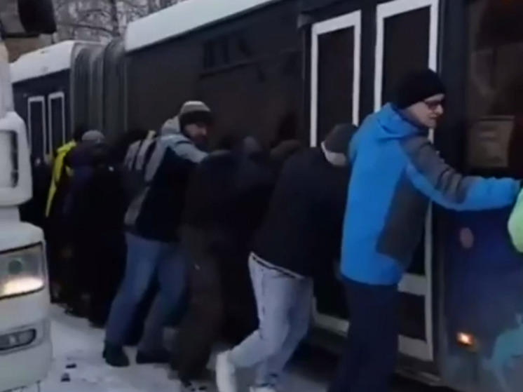В Миассе жители самостоятельно решили вытащить автобус из гололеда