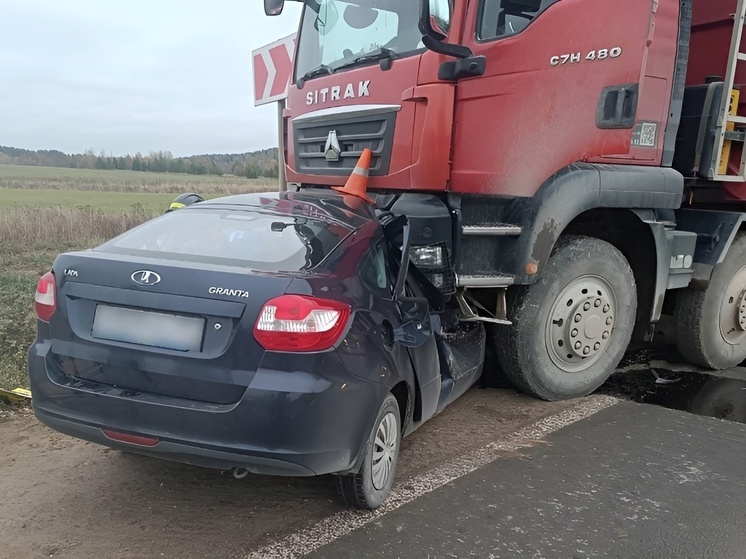 На юге Поморья два человека погибли в ДТП с грузовиком