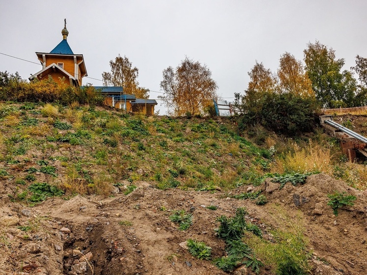 Отмостка падающего в пропасть в Петрозаводске храма треснула