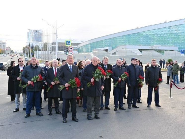 Радий Хабиров и Аслан Бжания возложили цветы к памятникам Шайхзады Бабича и Салавата Юлаева