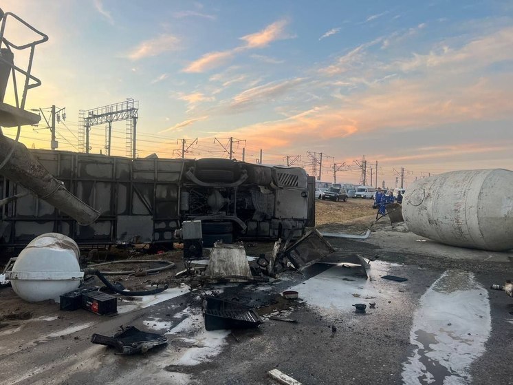 Под Астраханью в ДТП с автобусом пострадали 14 пассажиров, трое скончались