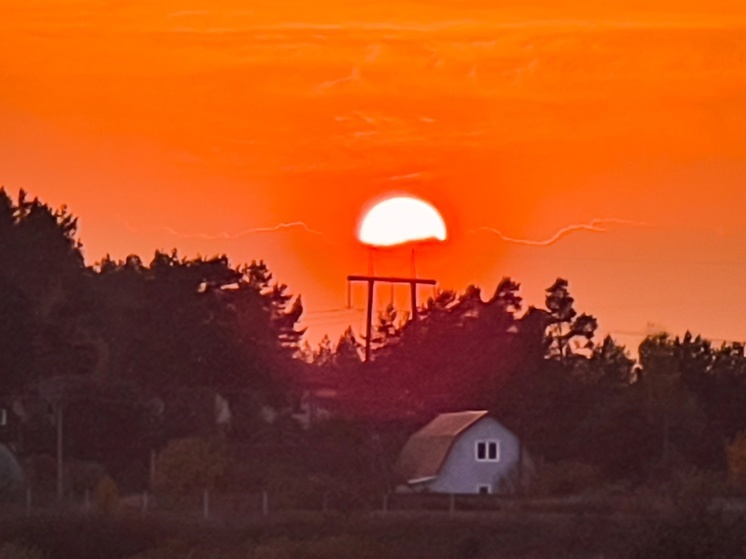 Под Тверью сфотографировали яркий закат