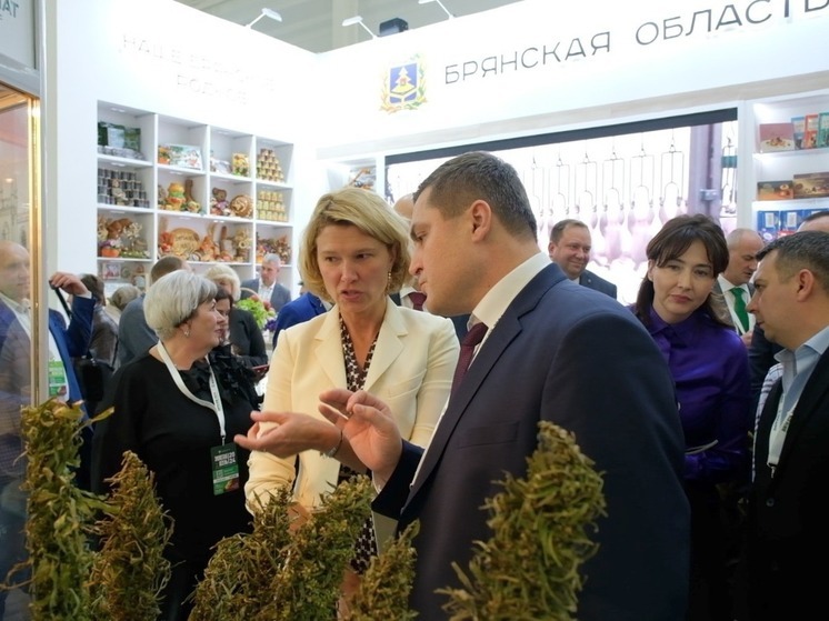 На выставке «Золотая осень-2024» стенд Башкирии посетила министр сельского хозяйства России Оксана Лут