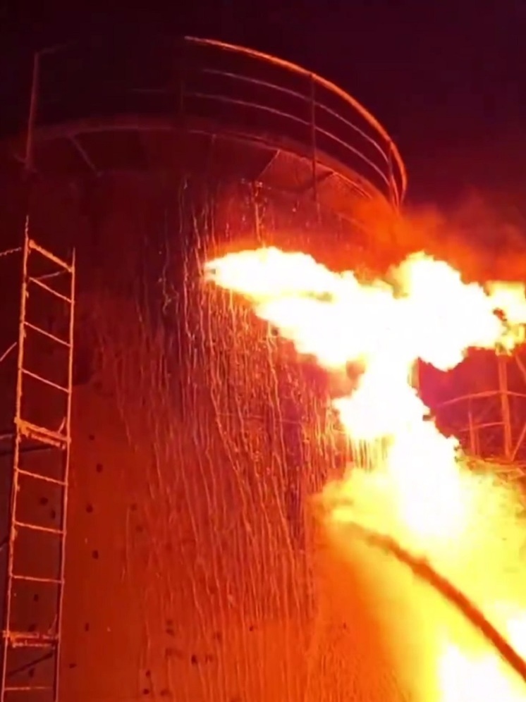 В ЛНР в Ровеньках из-за атаки БПЛА загорелась ёмкость с топливом