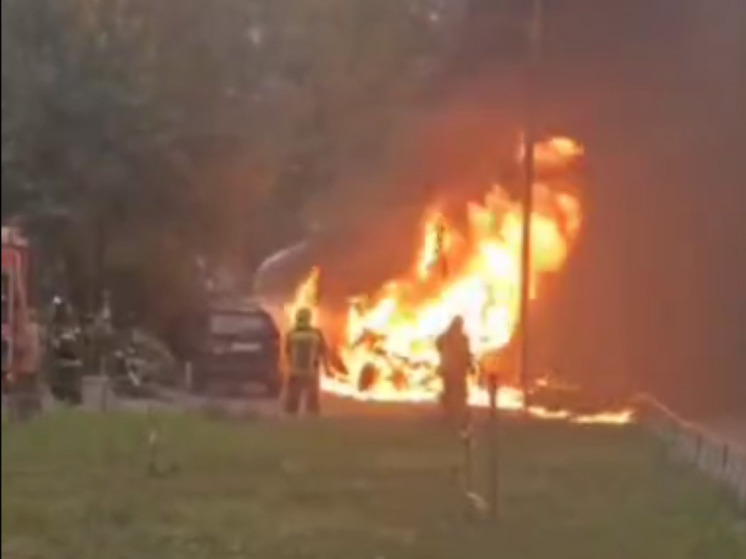 Машина дотла выгорела в жилом дворе подмосковной Лобни