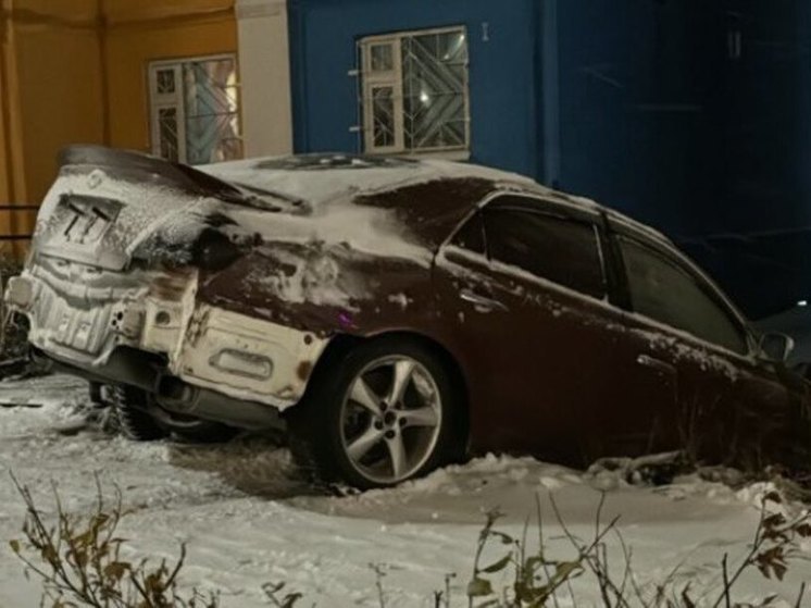 В Анадыре нетрезвый водитель перелетел тротуар при попытке скрыться от полиции